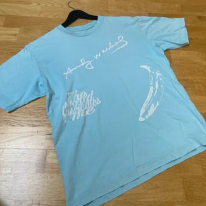 Blå Andy Warhol tshirt uniqlo - Andy Warhol tshirt köpt på uniqlo. Inga skador, bra skick. XS
