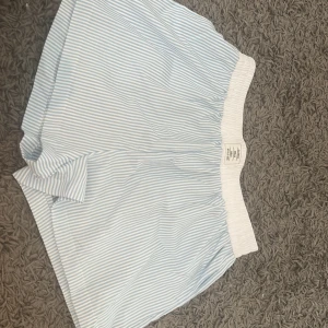 Boxershorts  - Pyjamasbyxor som liknar boxers. Byxorna har fickor och ett tjockt midjeresår som går att vika.  Strl M säljs för 70kr