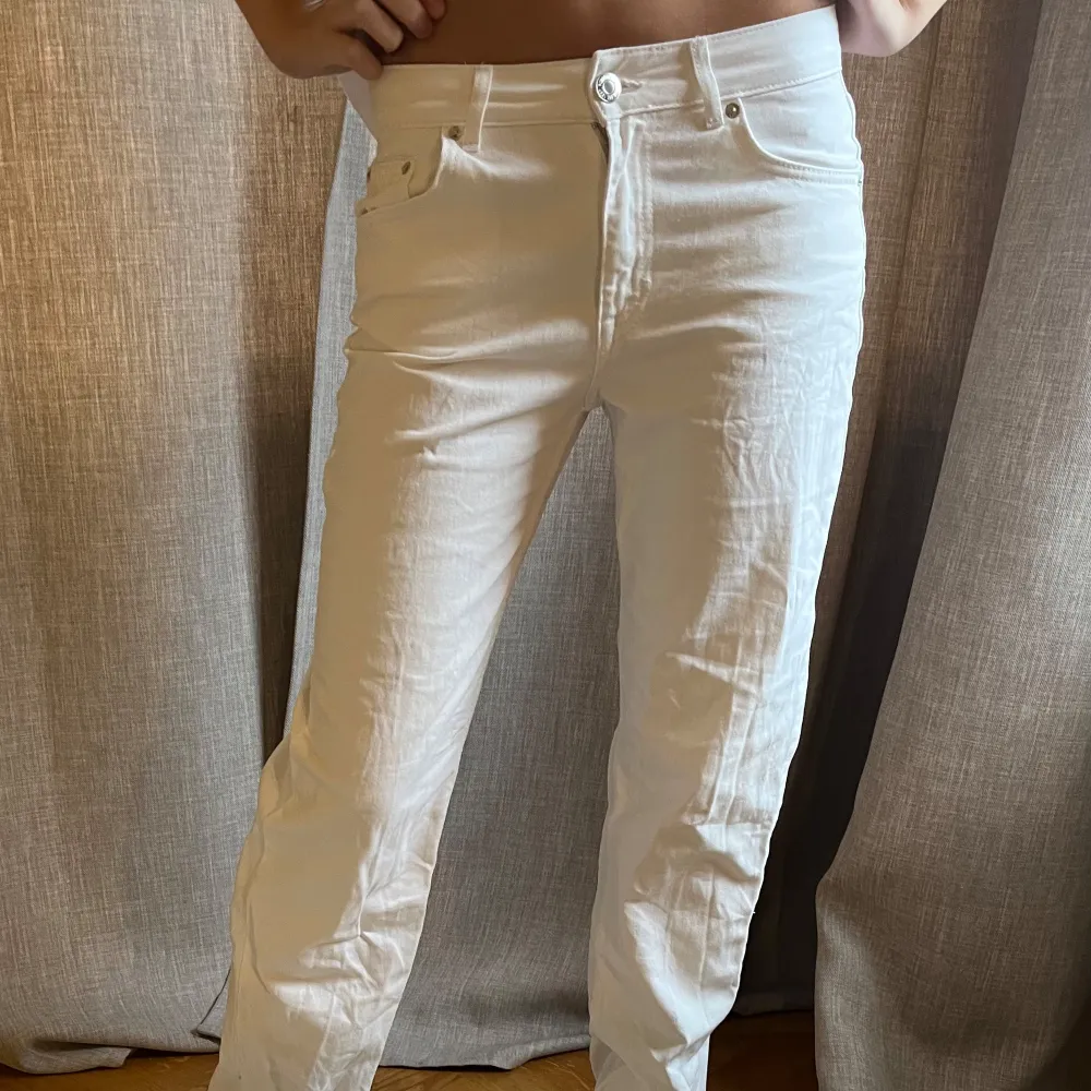 Såå skugga vita jeans som är jättesköna🤍🤍🤗🤗🤗 jag är ca 170 för storleksreferens. skriv om du undrar nått🥰🥰🤗❤️ . Jeans & Byxor.