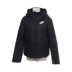 dunjacka från nike  - Svart dunjacka från nike i storlek L som jah skulle säga passar som en M/L. Jackan är i bra skick förutom en defekt på armen skriv privat för fler bilder om det. Priset går att diskutera 💕