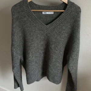Stickad tröja - Så snygg och mysig stickad tröja från zara perfekt nu till höst och vintern🥰🥰Jättebra skick!