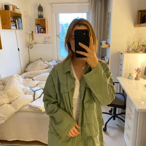 Superfin höstjacka - Lätt och skön jacka perfekt för flera layers🩷Fint skick och extraknapp medkommer🩷🩷