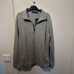 Polo ralph lauren halv zip - Grisch/old money halv zip Oanvänd  Storlek M   Pris går att diskutera vid SNABB affär, fler bilder går att få📈
