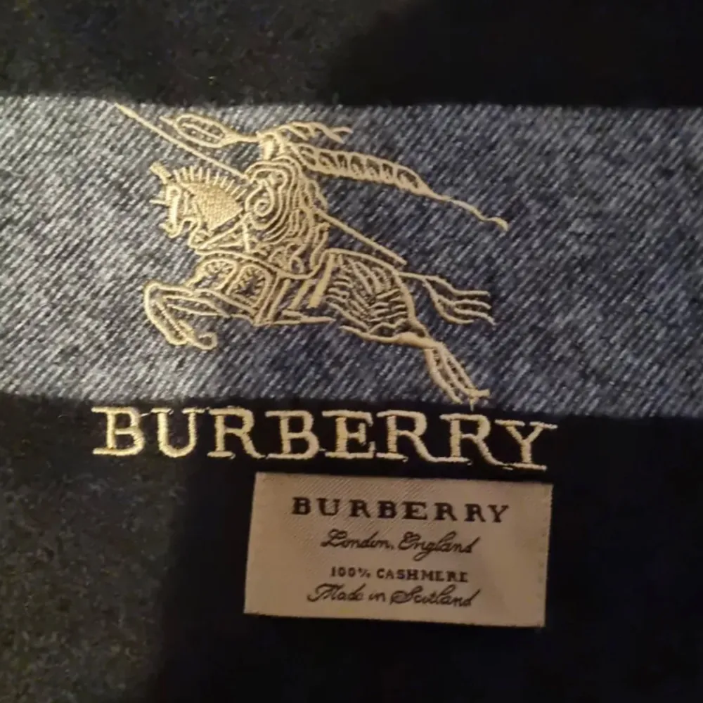 Säljer nu min stilrena burberry halsduk i skicket 7/10. Använd förra året. En ganska gammal model och är ganska lång. Givetvis äkta och bara att hör av sig vid frågor! Pris kan diskuteras.. Accessoarer.