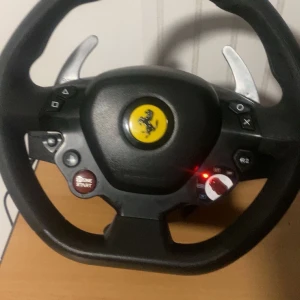 Ferrari ratt funkar bara till ps  - Bra skick knappt använt köpt för 3 månader sen säljer för jag ska spara till studenten 