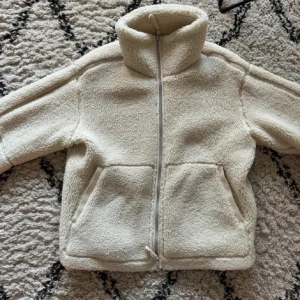 Teddy jacka - Jättefin teddy jacka aldrig använd prislappen sitter även kvar på!❤️