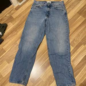 Snygga straight fit jeans från pull&bear i storlek 38. Säljer för att dom är för små för mig