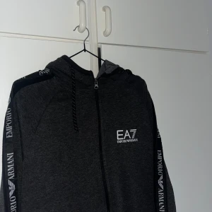 EA7 kofta - Bra kvalite nästan aldrig använd, storlek xl-xxl men den mindre i storleken så passar dig som har L 😁