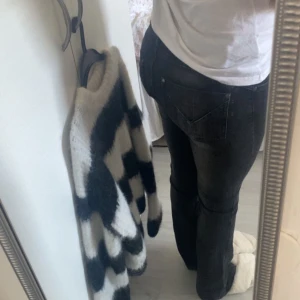 Jeans - Hej, jag säljer dessa jeans eftersom att dom inte kommer till användning. Dom är använda ett fåtal gånger och i bra skick, lite små i storleken💗  (pris kan diskuteras)☺️