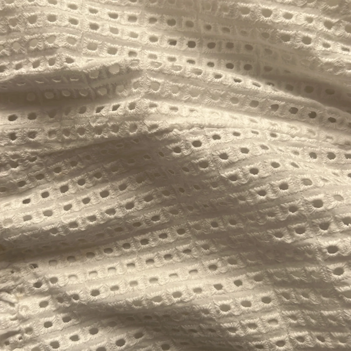 Vit långkjol med broderad design - 90