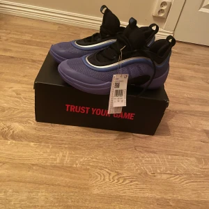 Basket skor  - Donovan Mitchell 6 helt nya oanvända 