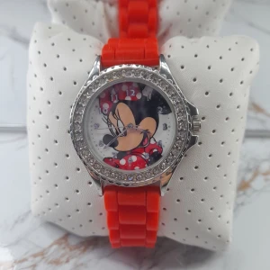 Klocka  - Det är en Mickey Mouse klocka. Den har aldrig använts och är i bra skick. Den har fått en liten repa på glaset men det syns inte. Den är köpt för mer än vad priset är lagt på.