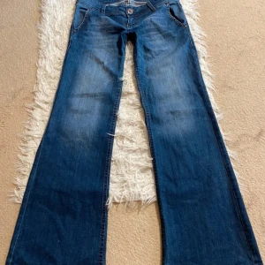 Lågmidjade bootcut jeans  - Lågmidjade bootcut jeans i superfint skick? enda deffekten är att dragkedjan är trasig💓  Midja-42cm Höfter- 50cm Innerbenslängden -81cm ❤️