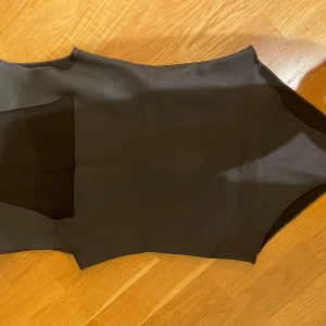 Body - Säljer min body i något slags skinnmaterial? Oklart. Använd en gång! Den är i storlek S men skulle säga att den är lite stor i storleken, ifall man vill att den sitter tajt