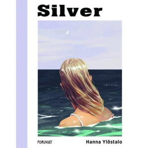 Silver (bok, danskt band) - Dagen då Silver bestämde sig för att flytta var en söndag. Antagningsbrevet till universitetet hade kommit för ett par dagar sen. Hon tog med sig sitt te och pocketboken ut på altanen som vette mot söder. Några hundra meter bort låg träsket, vattnet blinkade disigt och stilla mellan trädstammarna. Ett vanligt sötvattenträsk, litet och grunt, men för Silver den enda platsen på jorden. Det är en vacker söndag, men något skaver. Cami.Camis vassa tunga dagen innan. Den där rynkan mellan ögonbrynen, och kylan hon utstrålade. Det här borde ha varit vännernas sista sommar, men den liknade inte något Silver föreställt sig.Fyra flick-kvinnor glider mellan tillvaron i en corolla på väg på hemmafest, och vuxenlivet där de tvingas ta ansvar för sina handlingar. Huvudpersonen Silver har flyttat bort från byn, till en stad hon inte känner till. Hon borde leva "det nya livet" men allt känns tomt, och hon och Cami har inte pratat på en hel vecka. I den nya staden finns universitetet, ett tomt kylskåp och Tuukka som sitter på en inglasad balkong uppe på tionde våningen. Kvar i byn finns träsket, Armi och det onda samvetet. I byn finns också Cami. Cami och Silver har delat det viktigaste sen de var små och varit ett gäng tillsammans med Senja som är alldeles för bra för dem, och Maya som gör allting till en tävling. Silver är en träffsäker roman om att lösgöra sig från en grupp och för första gången få syn på sig själv. Ylöstalo skriver trovärdigt om flickgäng, vänskap och att lämna landsbygden och sin barndom. Frågan om Silvers ursprung löper som ett dovt stråk under hela historien.  Hanna Ylöstalo (f. 1992) är litteraturvetare, redaktör och skribent, hemma från Sibbo och bosatt i Helsingfors. Silver är hennes debutroman.     Format Danskt band   Omfång 118 sidor   Språk Svenska   Förlag Förlaget M   Utgivningsdatum 2020-04-09   ISBN 9789523332669  