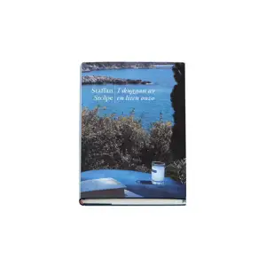 STAFFAN STOLPE SAMMANFATTAR här sina mer än fyra decenniers erfarenheter av Grekland. Det handlar om kärlek, litteratur, Hemingway, husletande, rökning, Henry Miller, Heyerdal, Odysseus, oliver... Några smakprov ur boken: I Grekland talar man tyvärr grekiska. Varför man valde att kommunicera på detta språk grubblar mången över. Efter att en olycksalig morgon ha skrivit en oerhörd massa dumheter om hur turismen har förstört min vackra trakt, hur fint det var förr, hur illa den engelskanpassade maten smakar, hur fulla stränderna är av rosa valrossar, om hur grekland blivit ett land av kypare och hur deras hjärtan blivit kassaapparater, hur priserna stigit, hur byarna helt stänger igen över vintern i väntan på ny säsong, hur sällan man ser åsnor och hör någon sjunga... tryckte jag på deleteknappen och smörjan försvann. Man är naturligtvis ett ljummet fä som inte har satt mera sprätt på livet. Detta slätstrukna och medelmåttiga faktum passar särskilt dåligt i Grekland där egendomliga äventyrare alltid känt sig hemma. Och efter all denna dag ser jag en våg med kvällssol skölja av en sten på stranden. Stilla glitter och glans. Världen kan inte bli skönare. Ingenting kan tilläggas.    Format Inbunden   Omfång 204 sidor   Språk Svenska   Förlag Carlsson   Utgivningsdatum 2007-08-28   ISBN 9789173311182  