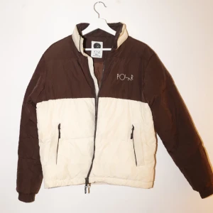 Brun och beige dunjacka från Polar - Säljer en snygg brun och beige jacka från Polar. Lite smutsig på nedre delen som man kan se på de två sista bildern, men det syns inte jättemkt. 