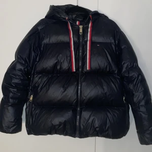Marinblå dunjacka från Tommy Hilfiger - Säljer en snygg marinblå dunjacka från Tommy Hilfiger i storlek S. Perfekt nu till vintern då jackan är supervarm och gosig! Inga defekter och i otroligt bra skick! Säljer för jag är sugen på att testa nått annat. Pris kan diskuteras vid snabbt köp💕