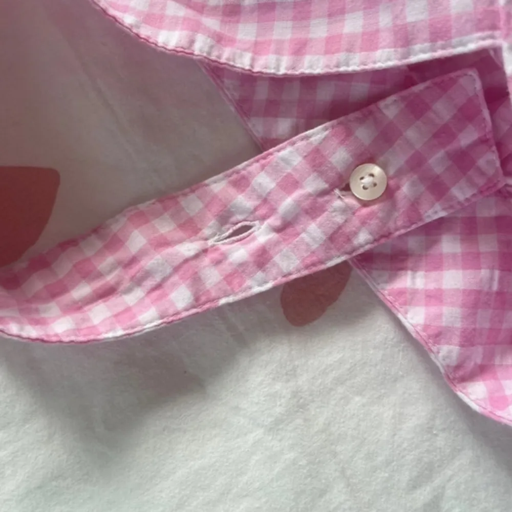 Säljer det här rosa gingham linnet/topp jag köpt  på Vinted💖 Storlek 40 vilket jag tror motsvarar storlek M! Går att justera banden som på bilden. 7/10 skick enligt mig, ser superfin och bra ut men om man kollar nära på överdelen finns det små tecken på användning, kolla sista bilden😊. Blusar.