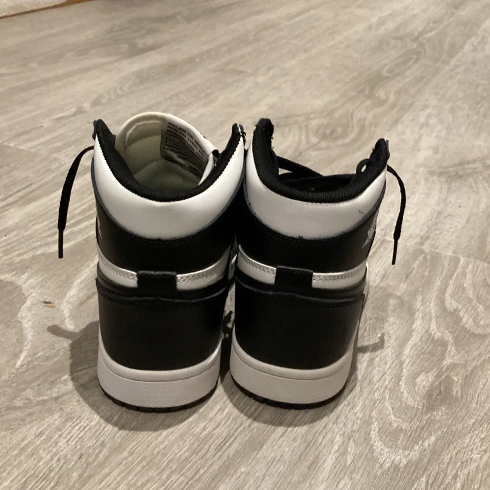 Säljer ett par snygga Nike Air sneakers i svart och vitt. De har klassisk snörning och är helt nya. Perfekta för både vardag och fest! Storlek är 39. Passa på att köpa dessa stilrena skor!. Skor.