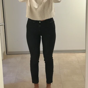 Svarta skinny jeans från Stockholm MQ stl 34 - Säljer ett par svarta skinny jeans i mycket bra skick. De är tighta och har en snygg, enkel design med klassisk femficksmodell. Perfekta för både vardag och fest! 🖤