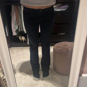 Mörkblåa jeans från LTB - Säljer ett par svarta/mörkblåa jeans från LTB i bra skick. De har en klassisk femficksdesign och knappgylf. Är i modellen ”Valerie” med as coola bakfickor. Köpt förra året för 800 kr🖤