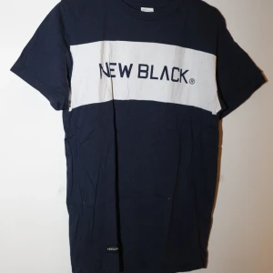 Mörkblå t-shirt från New Black - Säljer en snygg mörkblå t-shirt från New Black i bra skick. 