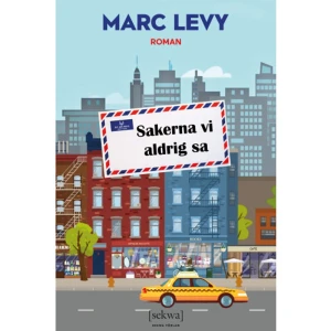 Sakerna vi aldrig sa (pocket) - En charmig och annorlunda berättelse om att få en andra chans Julia bor i New York, jobbar som designer och ska snart gifta sig med Adam. Hon har allt man kan drömma om, men känner ändå att det är något som saknas. Tre dagar innan bröllopet vänds Julias liv upp och ned. Hennes ständigt frånvarande pappa dör och bröllopsfesten ställs in och blir en begravning. Döm om hennes förvåning när pappan ifråga sedan dyker upp i hennes lägenhet! Det visar sig att pappan har en sista överraskning till Julia - en resa som ska ge svar på hennes frågor. Det blir ett äventyr som tar henne till Montreal, Berlin och Paris i jakten på sanningen om förlorade kärlekar och frånvarande pappor. Sakerna vi aldrig sa är en rolig, skruvad och kärleksfull roman om familj och kärlek, hemligheter och försoning. Och om sakerna vi aldrig säger, trots att vi vet att det en dag är för sent. "Visst utspelar sig den här feelgoodromanen i bland annat New York, Paris och Berlin. Men Marc Levy är Frankrikes allra populäraste författare just nu. Kan du acceptera oväntade vändningar väntar en god historia om relationen mellan far och vuxen dotter." - M-Magasin"I Levys feelgoodgryta finns alltid lika delar romantik, humor och värme men även en nypa salt. När detta blandats noga till en balanserad historia så skruvas hela härligheten några varv; här kan nästan vad som helst hända och det gör det också. Det är dråpligt och smått galet emellanåt, men framför allt är det här en berättelse om att försöka hitta tillbaka till varandra i en nära men trasslig relation och att våga försonas trots många hinder på vägen." - Maria Näslund, Göteborgs-Posten "Rolig, lättsam, fantasifull." - Metro Marc Levy är den mest lästa, nu levande, franska författaren. Han bor i New York.     Format Pocket   Omfång 371 sidor   Språk Svenska   Förlag Sekwa Förlag   Utgivningsdatum 2023-01-13   Medverkande Evelina Steneby   ISBN 9789189157453  