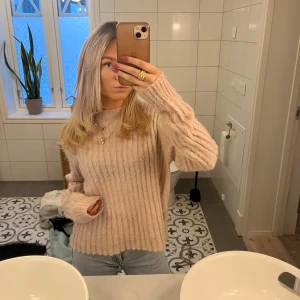 stickad tröja - Säljer denna super mysiga ljus rosa stickade tröja, jätte skönt material och najs passform, färger syns bäst på andra bilden!! 