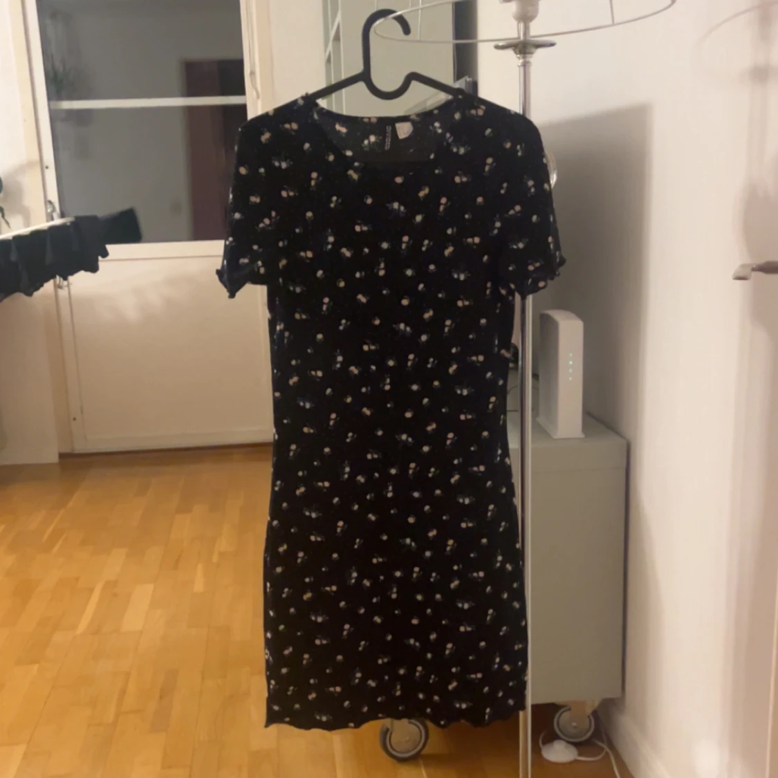 Svart blommig klänning