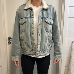 Levis jeansjacka - Säljer denna snygga jeansjackan som är ifrån Levis, den är lite lågmidjad/ kort. skicket är mycket bra och nypriset ligger runt 1300-1500kr och jag säljer den för endast 559kr. Mvh luxury   