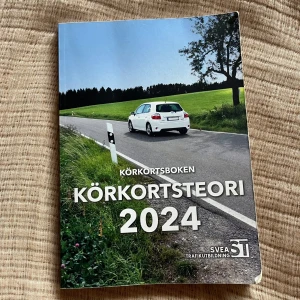 Körkortsteori 2024 - Baksidan har små defekter, men sidorna har fortfarande i superfint skick