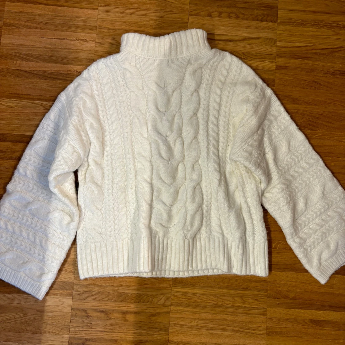 Vit oversized stickad tröja från Gina - 91