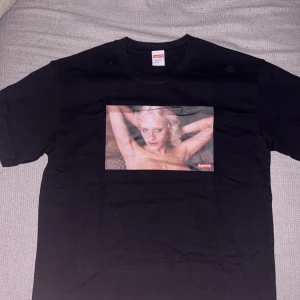 Supreme t-shirt - Säljer en svart Supreme t-shirt i storlek large och i 100% bomull med ett stort tryck på framsidan. T-shirten är bara använd någon gång. Tveka inte på att höra av dig vid frågor/funderingar eller fler bilder!