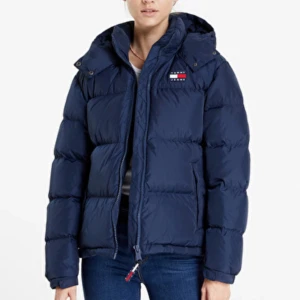 Tommy Hilfiger puffer jacka - Tommy Hilfiger dunjacka.   Färg Twilight blue.  Köpt förra vintern på Zalando.  Använd sparsamt så är som ny. Inga fläckar, inga hål, inget slitage. Väldigt varm.  Äkta dun! (70% dun 30% fjädrar)  Har använts av en 165cm lång person.
