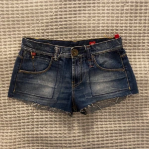 Blå jeansshorts från Miss Sixty - Snygga blå jeansshorts från Miss Sixty.  De är lågmidjade och korta i längden. Midjemåttet är 39 rakt över. Hon på bilden har storlek s/xs😍😍