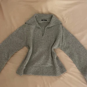 Grå stickad tröja med krage - Säljer en supermysig grå stickad tröja med en snygg krage och v-ringning. Tyvärr kommer den inte till användning längre💗 passar både XS och S