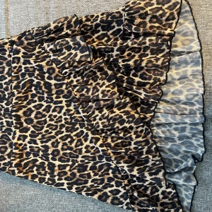Leopardmönstrad kjol med volang - Säljer en superfin kjol från Nelly, bekväm och passar alla tillfällen 