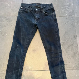 Mörk blåa jeans från Nudie Jeans - Säljer ett par svarta jeans från Nudie Jeans i bra skick. De har en klassisk femficksdesign och är tillverkade i slitstarkt denim. Perfekta för både vardag och fest! 🖤