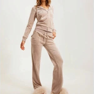 Juciy byxor - Säljer mina juciy couture byxor i beige. Jätte fint skick! Nypris 1200kr  Är inte intresserad av att byta!💗 Skriv om frågor