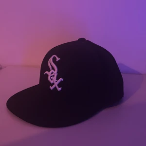 Svart keps från New Era - Säljer en keps från New Era, säljer den för att den va för stor tyvärr.