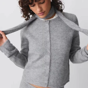 Grå kofta från Gina Tricot - Säljer en grå stickad kofta från Gina. Den är har långa ärmar och knappar framtill. Perfekt under hösten och vintern. Passar både till vardags och lite finare tillfällen. 🩶