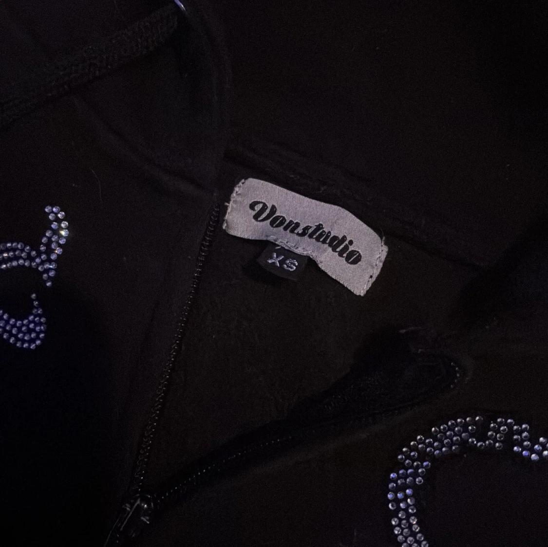 Svart rhinestone hoodie - 90