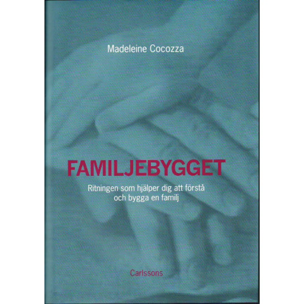 I tidiga familjebildningar var det självklart att familjen skulle bevaras livet ut. Kulturella, religiösa, ekonomiska faktorer bidrog till att par, oavsett hur nöjda de var med sin familj, sällan bröt upp. Idag finns inte längre någon sådan vägledning för familjebygget, som ofta sker spontant och naturligt. Författaren och familjeterapeuten Madeleine Cocozza menar att det idag finns ett motstånd till att reflektera och teoretisera kring byggandet av en familj. Hon fortsätter vidare i bokens inledning: I vårt samhälle finns dock värden som hotar och utmanar familjens existens. Jag hoppas därför med denna bok kunna ge alla familjebyggare i färd med att bygga en familj, sin egen eller någon annans, en ritning för att bättre förstå och bygga sin familj. Utifrån sin långa erfarenhet som familjeterapeut tecknar hon här upp en slags ritning i form av en projektplan och belyser med berättelser från autentiska terapisamtal. Exempel på kapitel i boken: Familjen som ett projekt, Avslutet, Familjeteori, Familjens livscykel och Myten om den lyckliga familjen. Madeleine Cocozza är socionom och leg. psykoterapeut, verksam i Linköping. Hon har en lång erfarenhet som familjeterapeut.    Format Inbunden   Omfång 106 sidor   Språk Svenska   Förlag Carlsson   Utgivningsdatum 2011-03-09   ISBN 9789173313865  . Böcker.