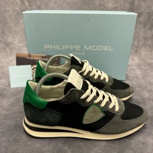 NYA PHILIPPE MODEL TRPZ - - Philippemodel TRPZ - Skick: 10/10, nya  - Tillbehör: Enbart skorna - Storlek 41, passar mer 42 - Nypris ca 3700kr // Deluxecloset