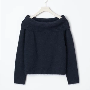 Mörkblå offshoulder tröja - Säljer en superfin mörkblå offshoulder tröja som är perfekt för höst och vinter. Den är helt ny aldrig använd. 