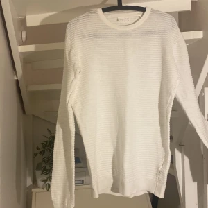 Vit stickad tröja från Lindbergh - Säljer en stilren vit stickad tröja från Lindbergh. Den har en klassisk rund hals och långa ärmar, perfekt för både höst och vinter. Tröjan är i mycket bra skick och passar till alla tillfällen. Skön och enkel att matcha med andra plagg. 🧶✨