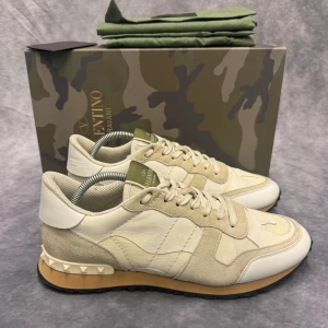 VALENTINO ROCKRUNNERS  - - Valentino Rockrunners - Skick: 9,5/10 - Tillbehör: Box, Dustbag, Kort - Storlek 42,5 - Nypris ca 7400 // Deluxecloset