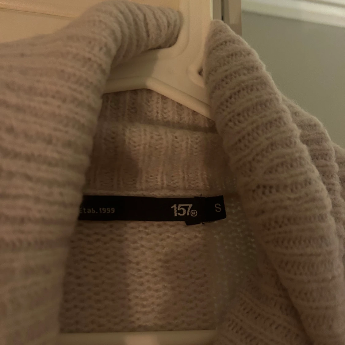 Beige stickad polotröja från 157 - 90