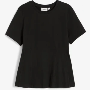 Svart topp från Kappahl - Säljer en stilren svart topp från Kappahl i storlek XS. Pris 100 kr❤️